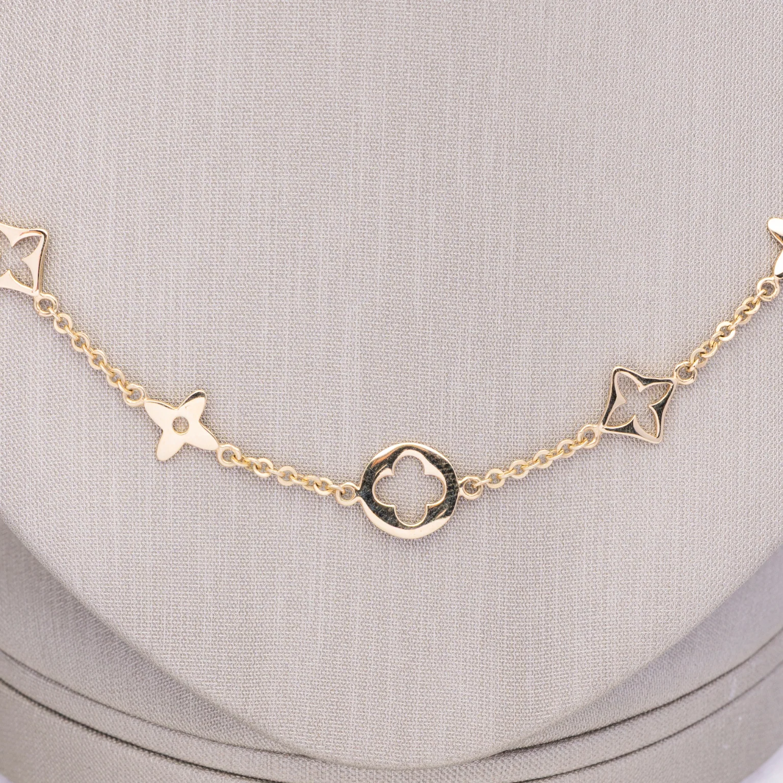 14k Flower & Star Necklace - Timeless Elegance - Image 3