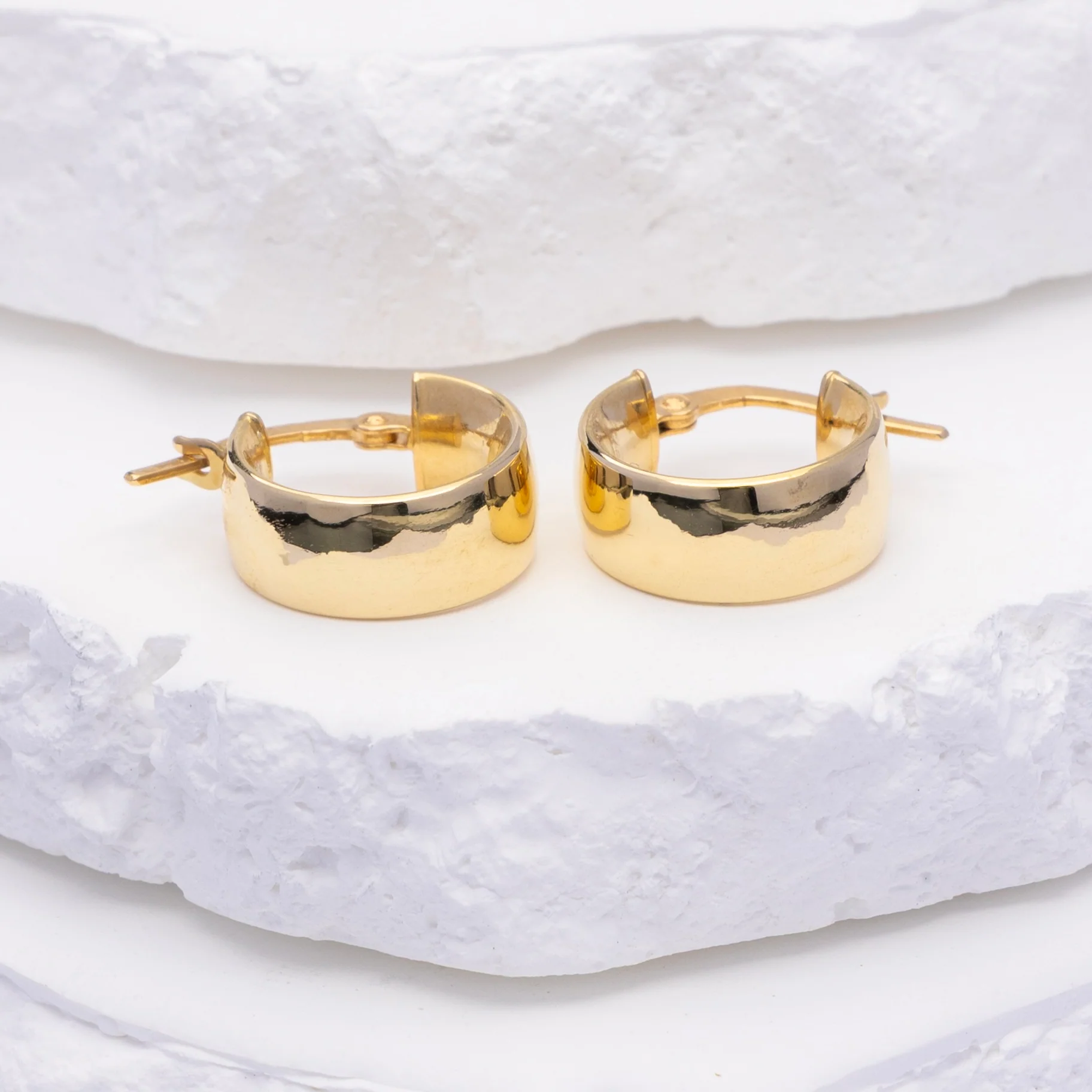 18k Plain Hoop Earrings - Essential Elegance - Image 3