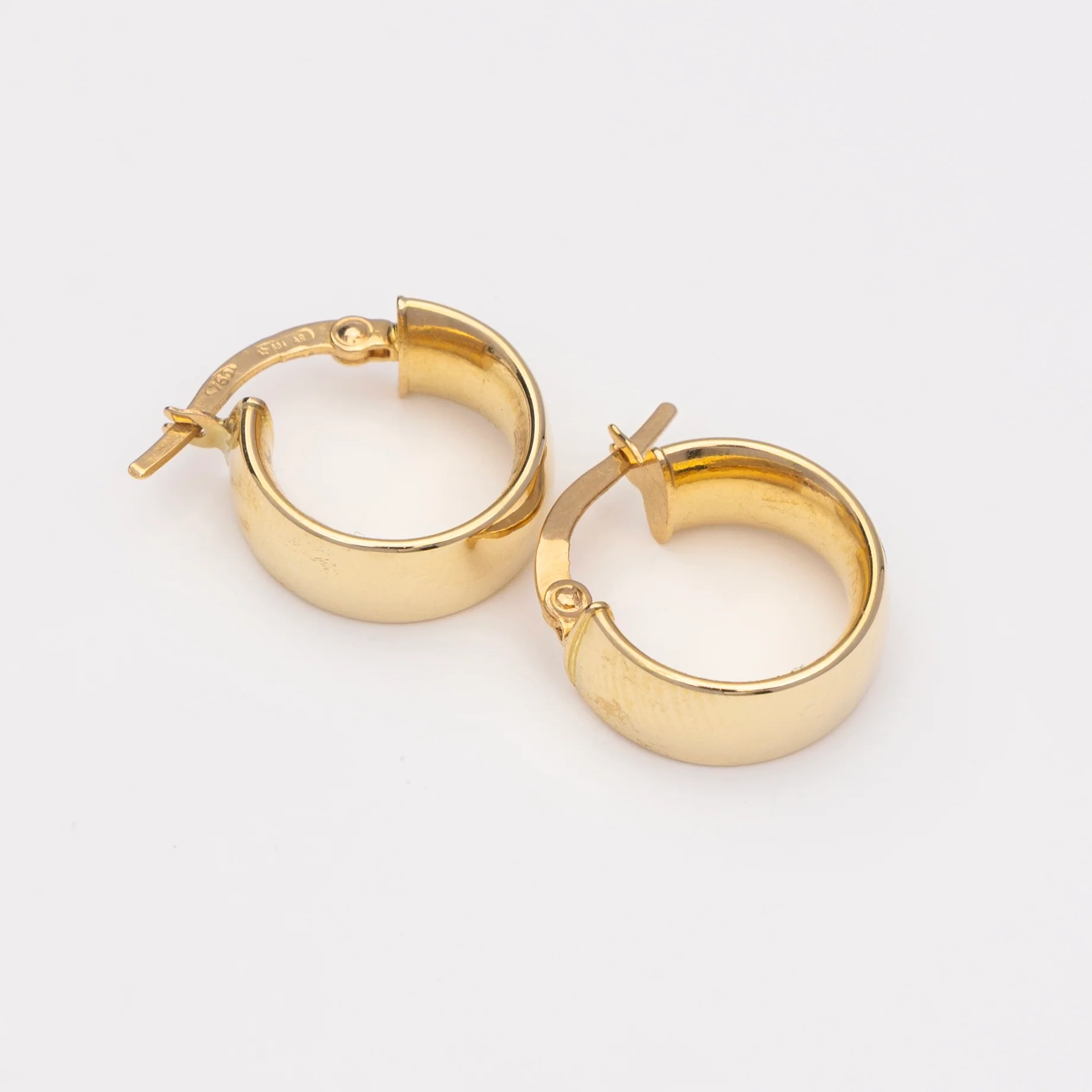 18k Plain Hoop Earrings - Essential Elegance - Image 4